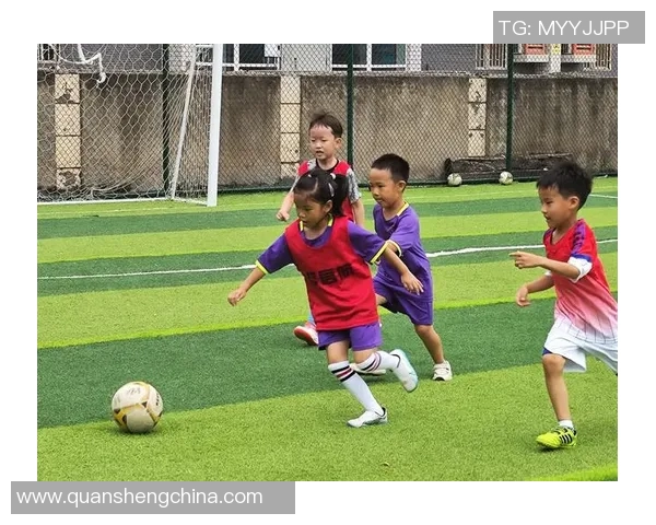 小朋友们化身足球明星展现梦想与激情的精彩瞬间