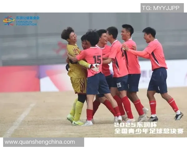 成都足球队的默契配合分析与战术探讨助力球队发展 成都足球队的默契配合分析与战术探讨助力球队发展